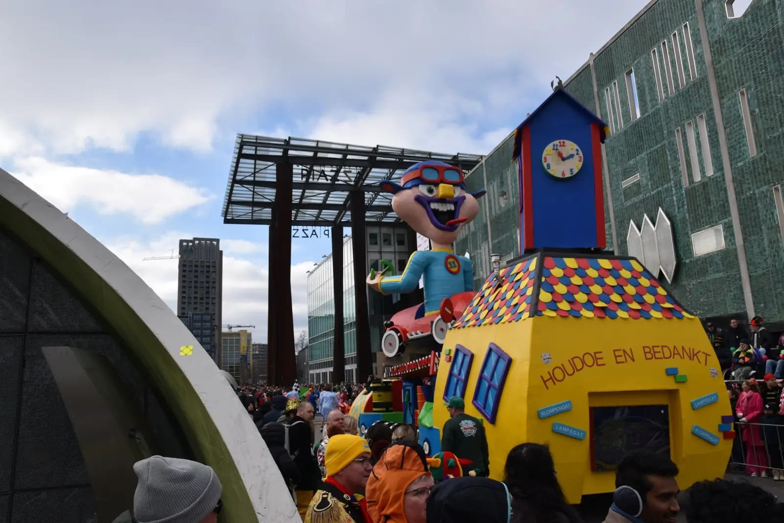 A float with a clock in the carnival parade in Eindhoven