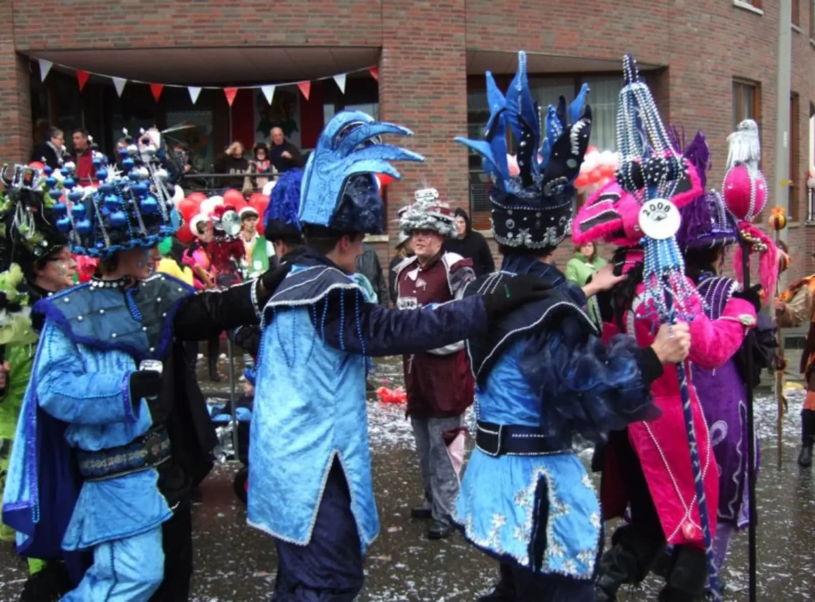 Een groep in blauwe kostuums tijdens carnaval in Kerkrade