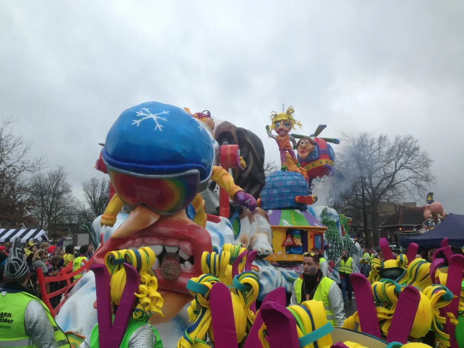 A ski-themed float in the carnival parade of Oldenzaal