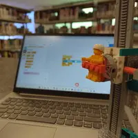 Build and program your own LEGO® machine (10+)