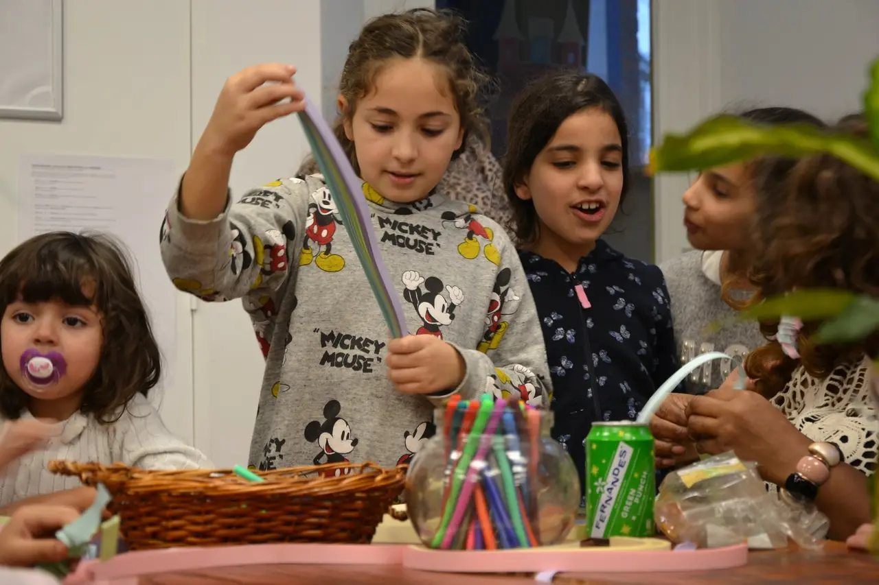 Help at the creative and sportive afternoon for children in a community centre