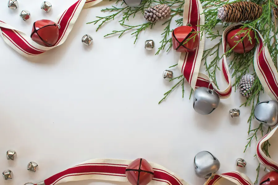 Making a Christmas arrangement