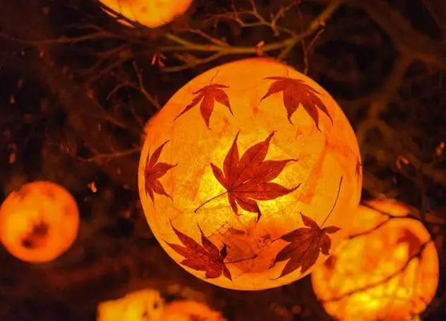Making lanterns for Sint-Maarten