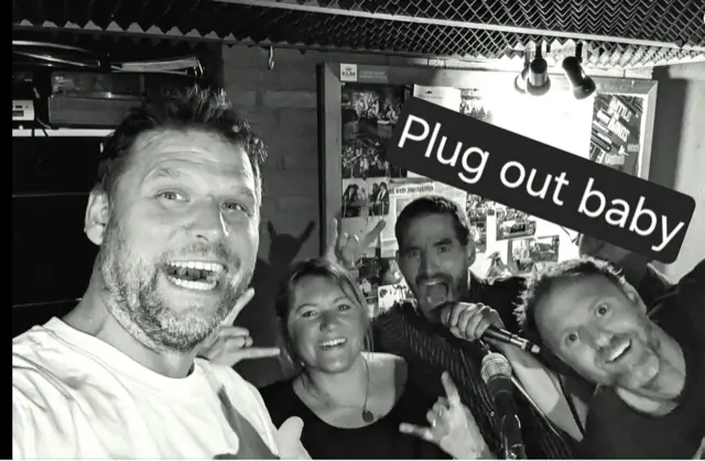Muziekcafé presents: Plug out Baby