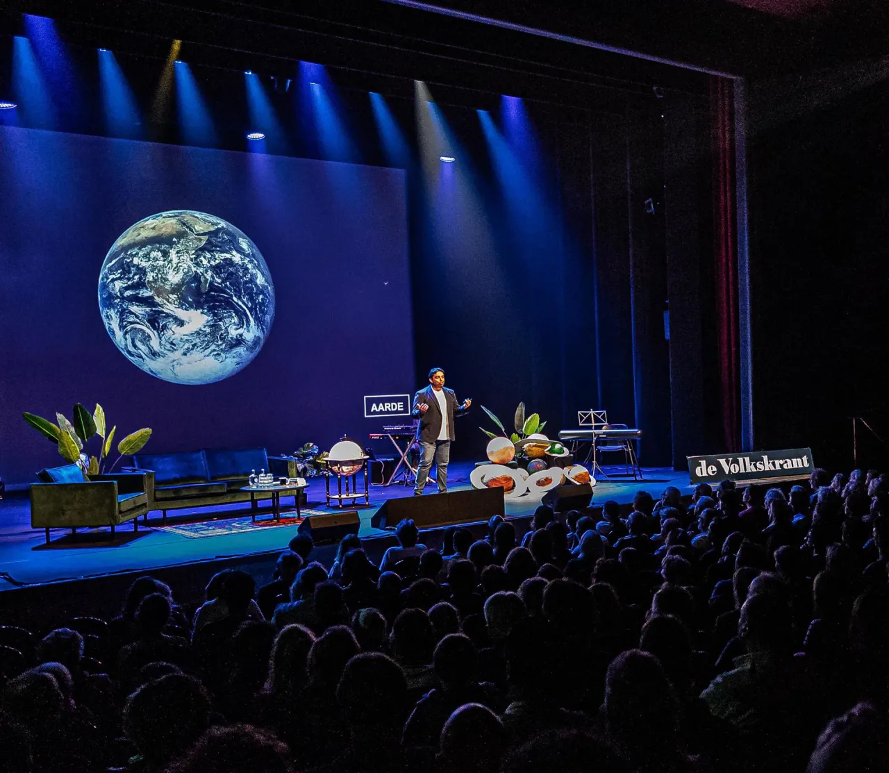 Ondertussen in de Kosmos - Theatre lecture Tonie Mudde and guests