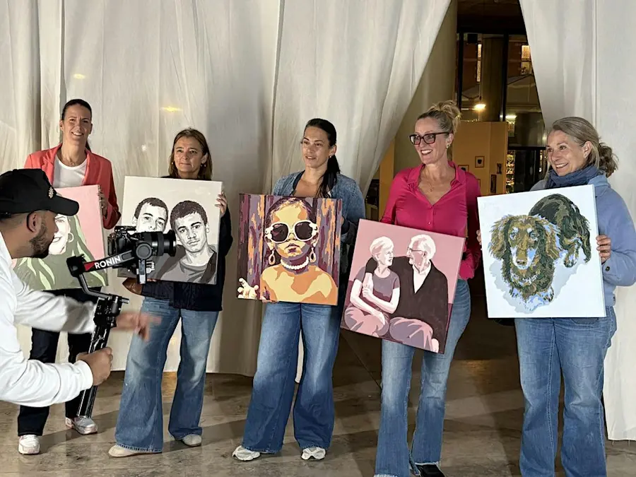 Paint Your Own Photo: AI Light-Guided Painting Workshop in Amsterdam.