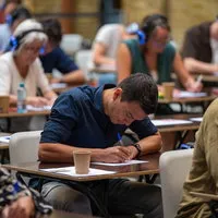 Write along with the Groot Dictee