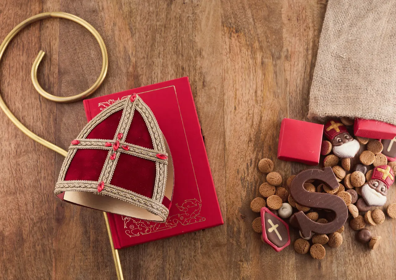 Sinterklaas reads aloud + colouring pages