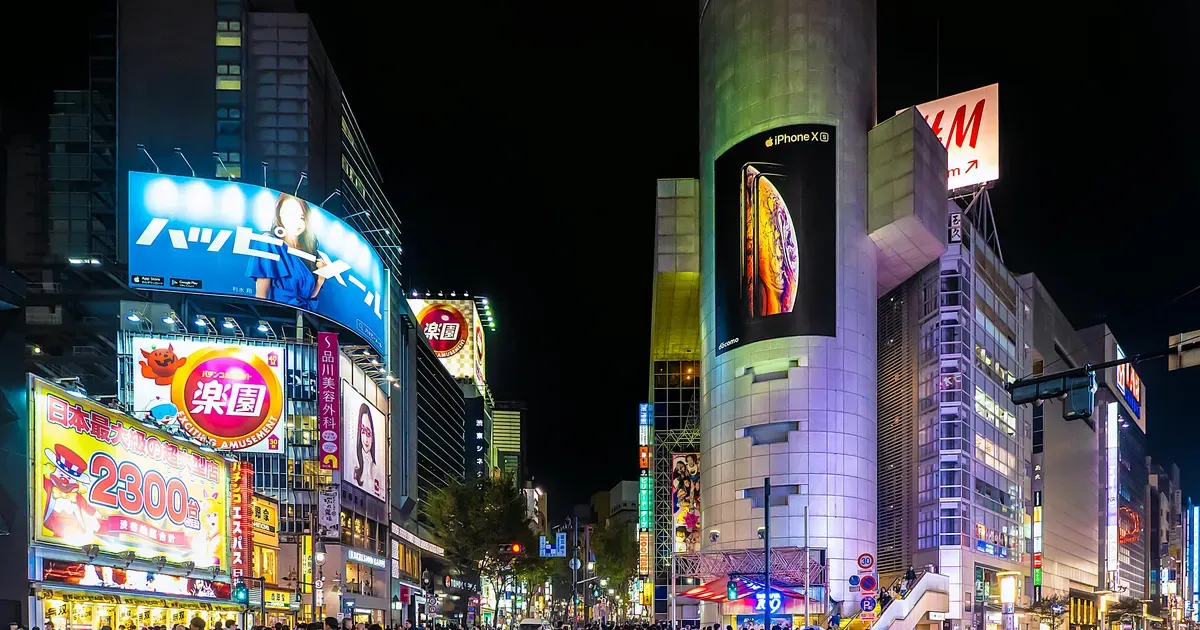 Tokio in contrast: neon & silence
