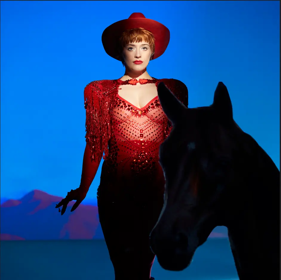 Valentina Tóth, Revue Revanche