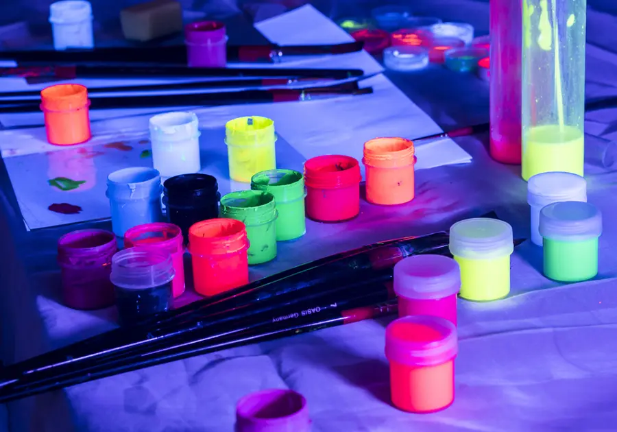 Blacklight Painting Workshop in Van Gogh Style (16+)