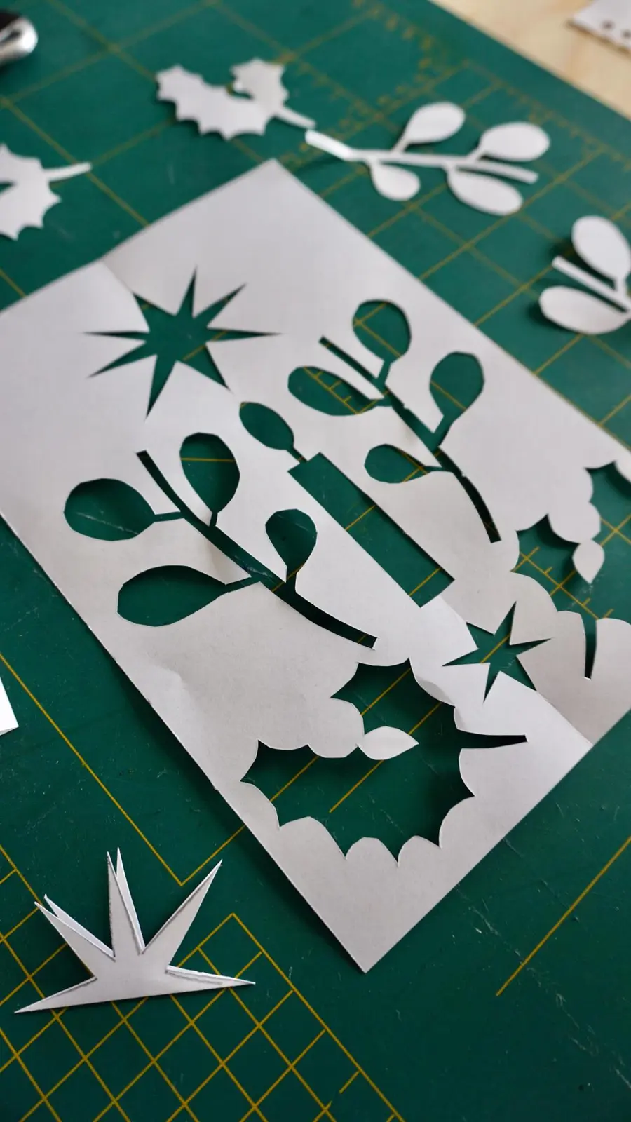 Workshop Making Christmas Cards – Papercut Screen Printing