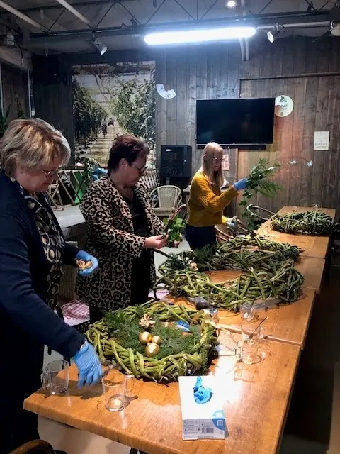 Workshop – making Christmas wreaths from tomato stalks