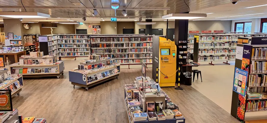 A wide view of Bibliotheek Drachten at Museumplein 1, the public library of Drachten and Smallingerland.