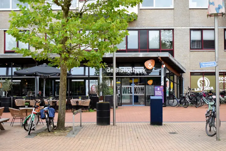 The main entrance of Bibliotheek Drachten on Museumplein in Drachten, the starting point for a visit to the library.