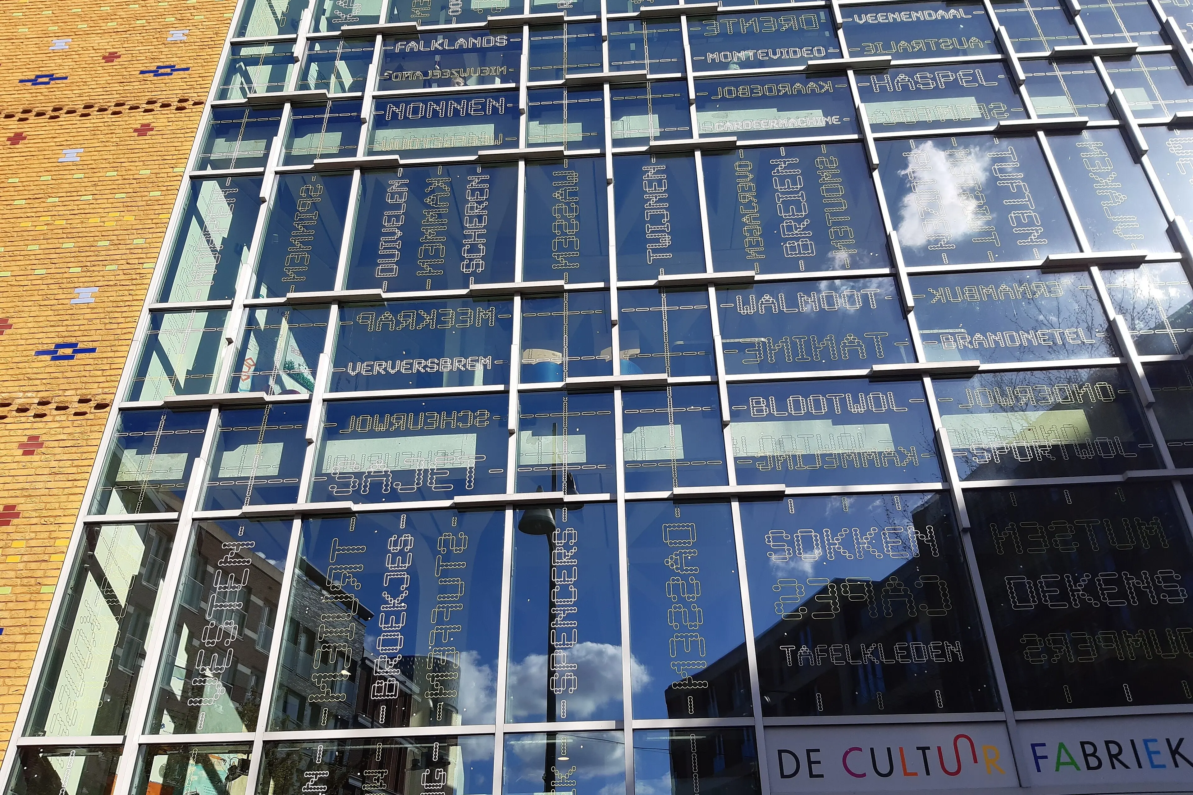 Façade of De Cultuurfabriek in Veenendaal with the in-situ artwork by Marieken Verheyen