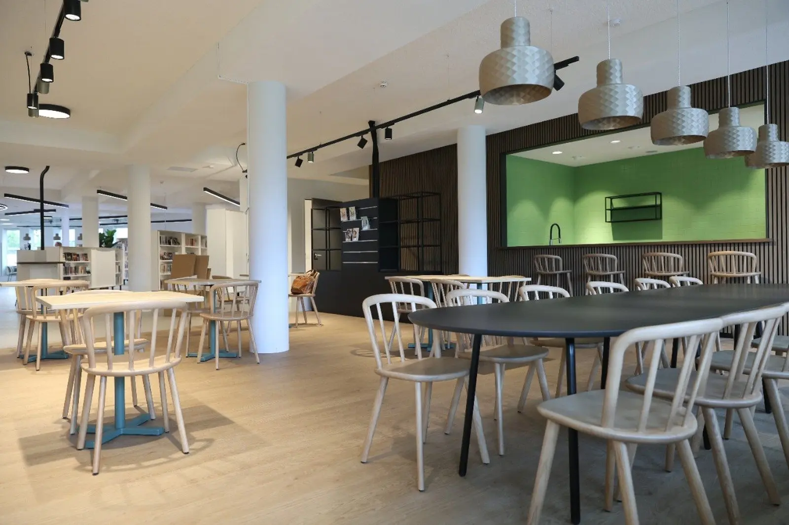 The Sociaal Café at Bibliotheek Velserbroek, the branch meeting space in use.