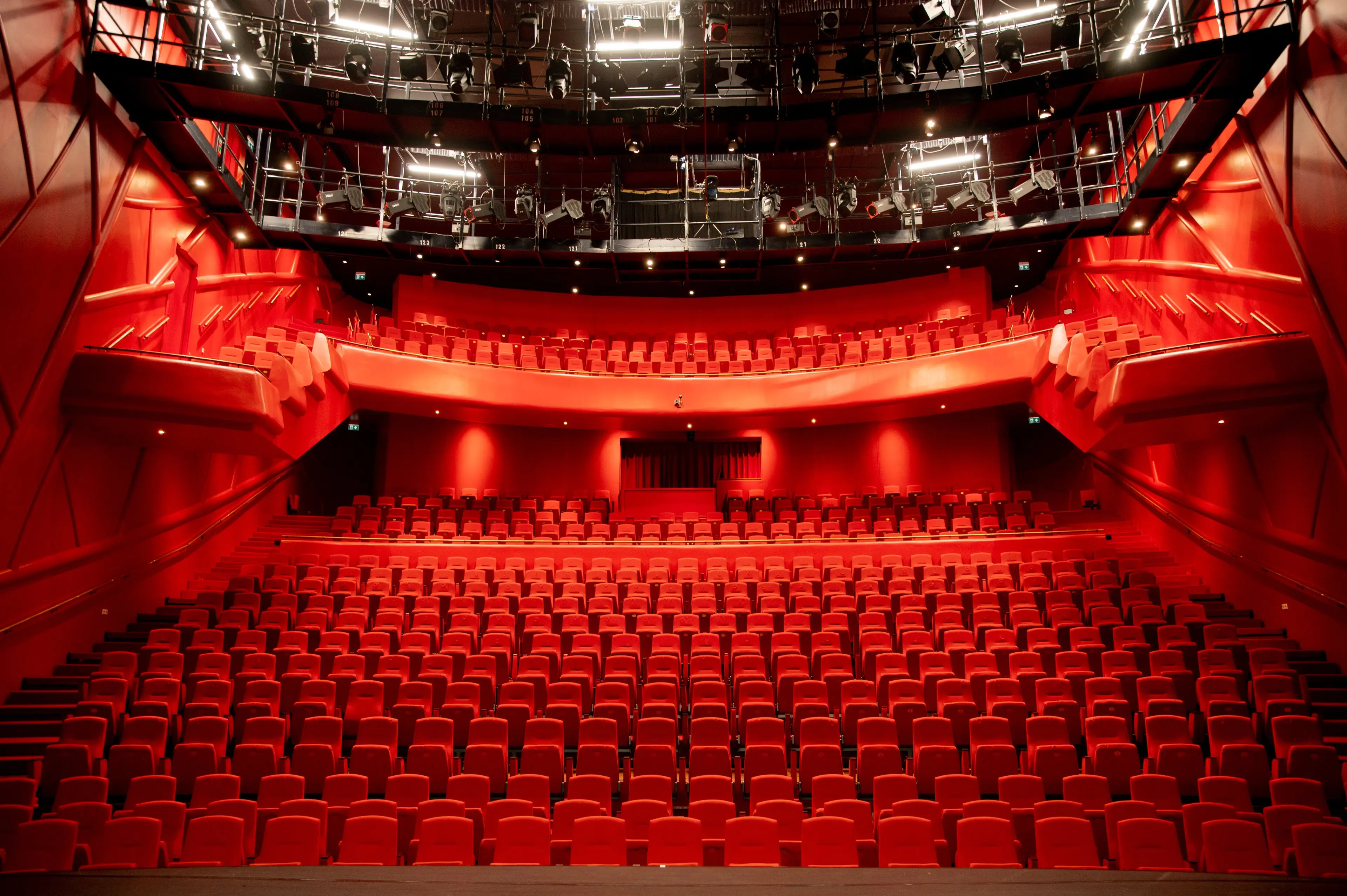 The Rodi Media hall at Cool kunst en cultuur seen from the stage, with the light bridge above the auditorium.