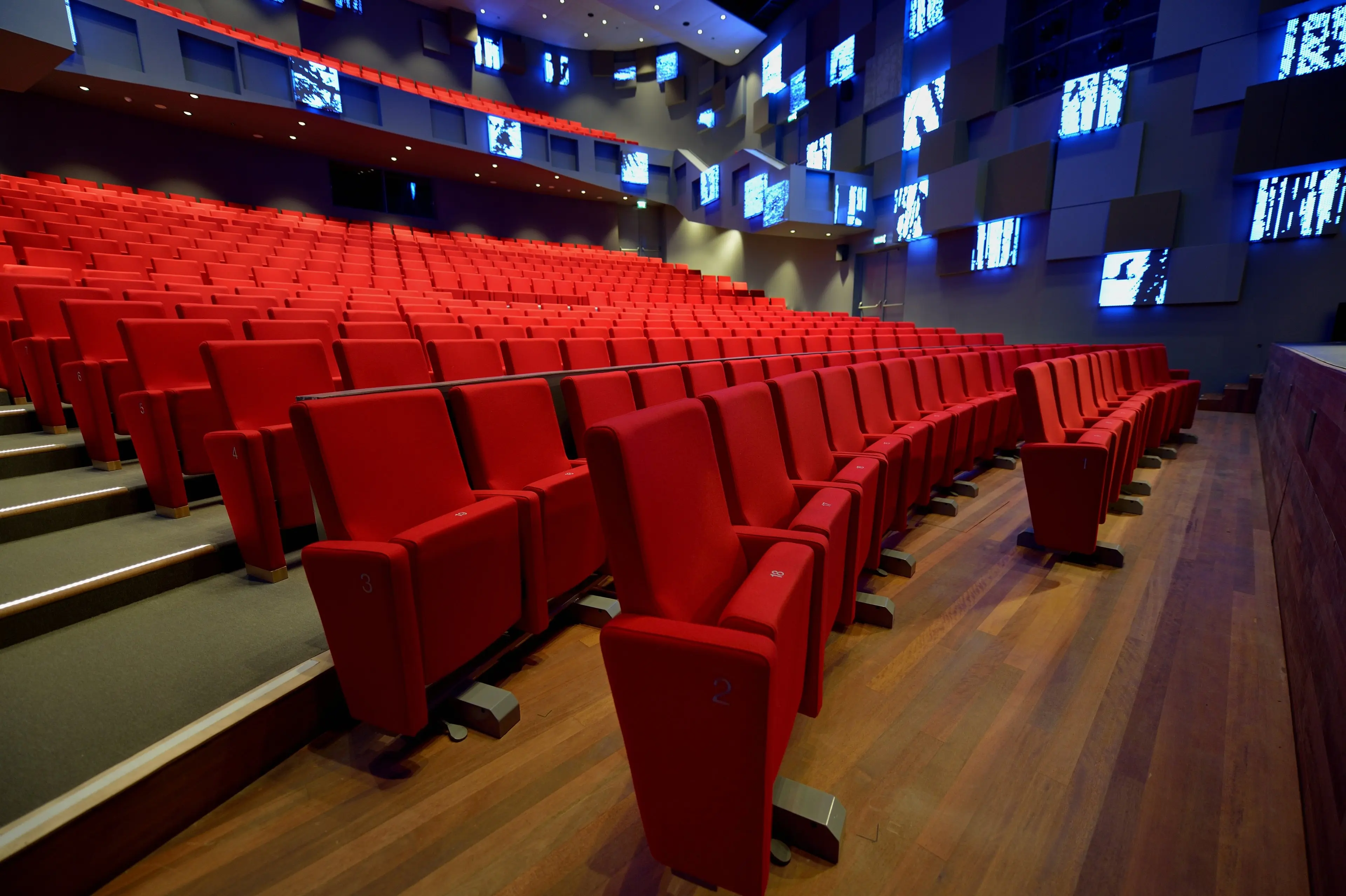 The Grote Zaal of Cultuurhuis De Klinker in Winschoten, with the stage, stalls and balcony.