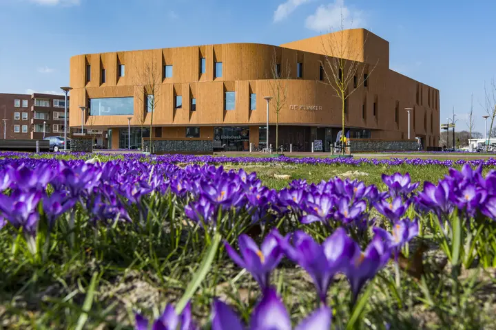 The exterior of Cultuurhuis De Klinker on Mr. D.U. Stikkerlaan in Winschoten.