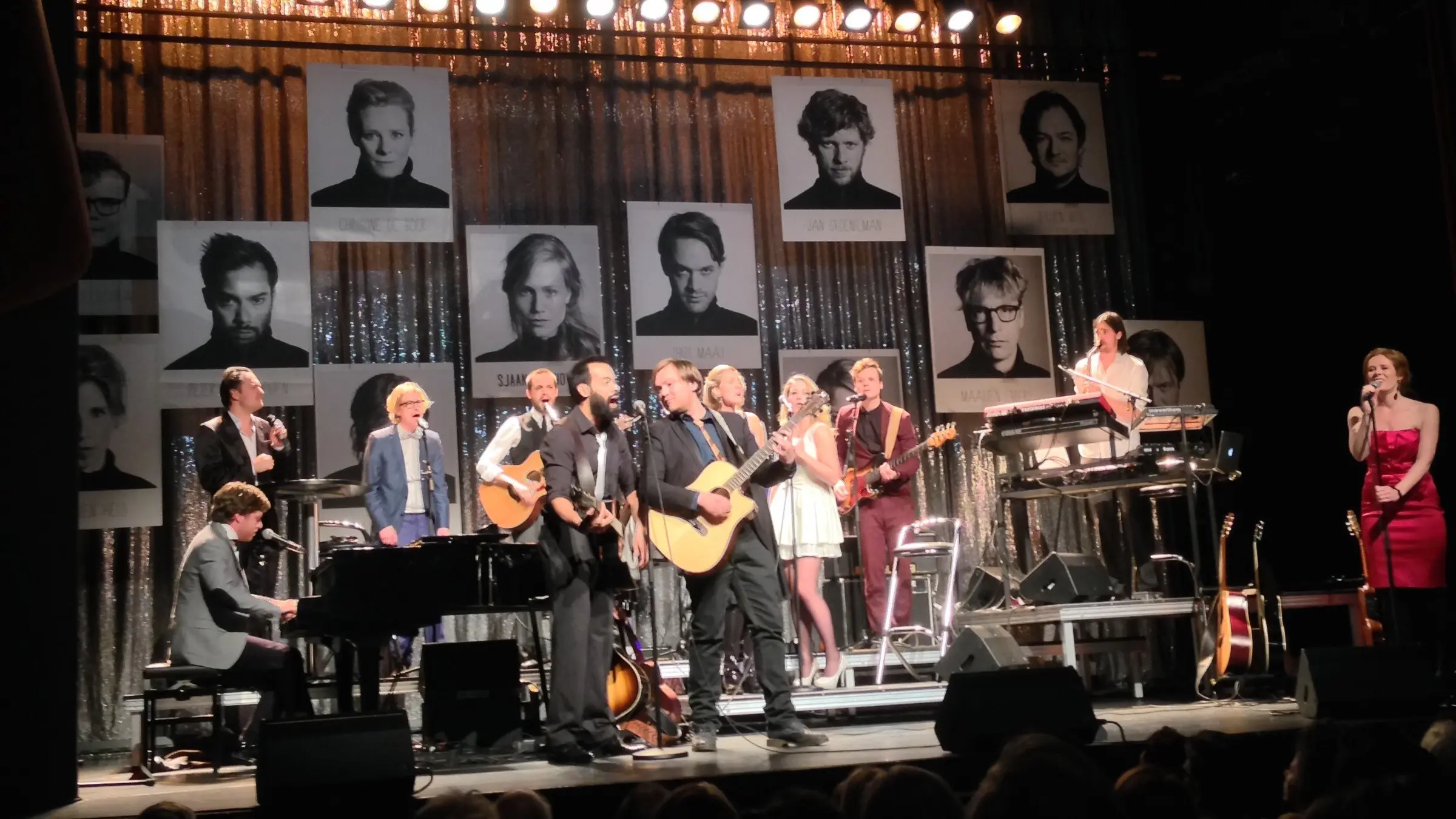 Members of Het Nieuwe Lied perform at a New Year's concert in the main hall of De Kleine Komedie.