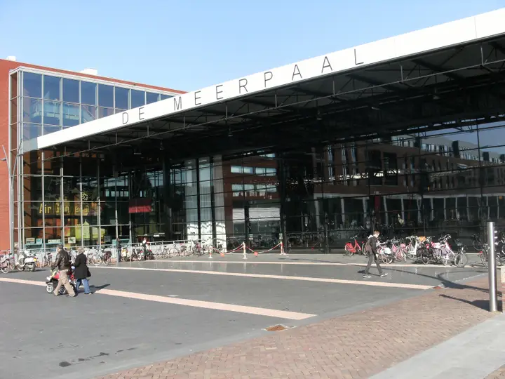 The glass facade and entrance of De Meerpaal in Dronten, with the forecourt in front.