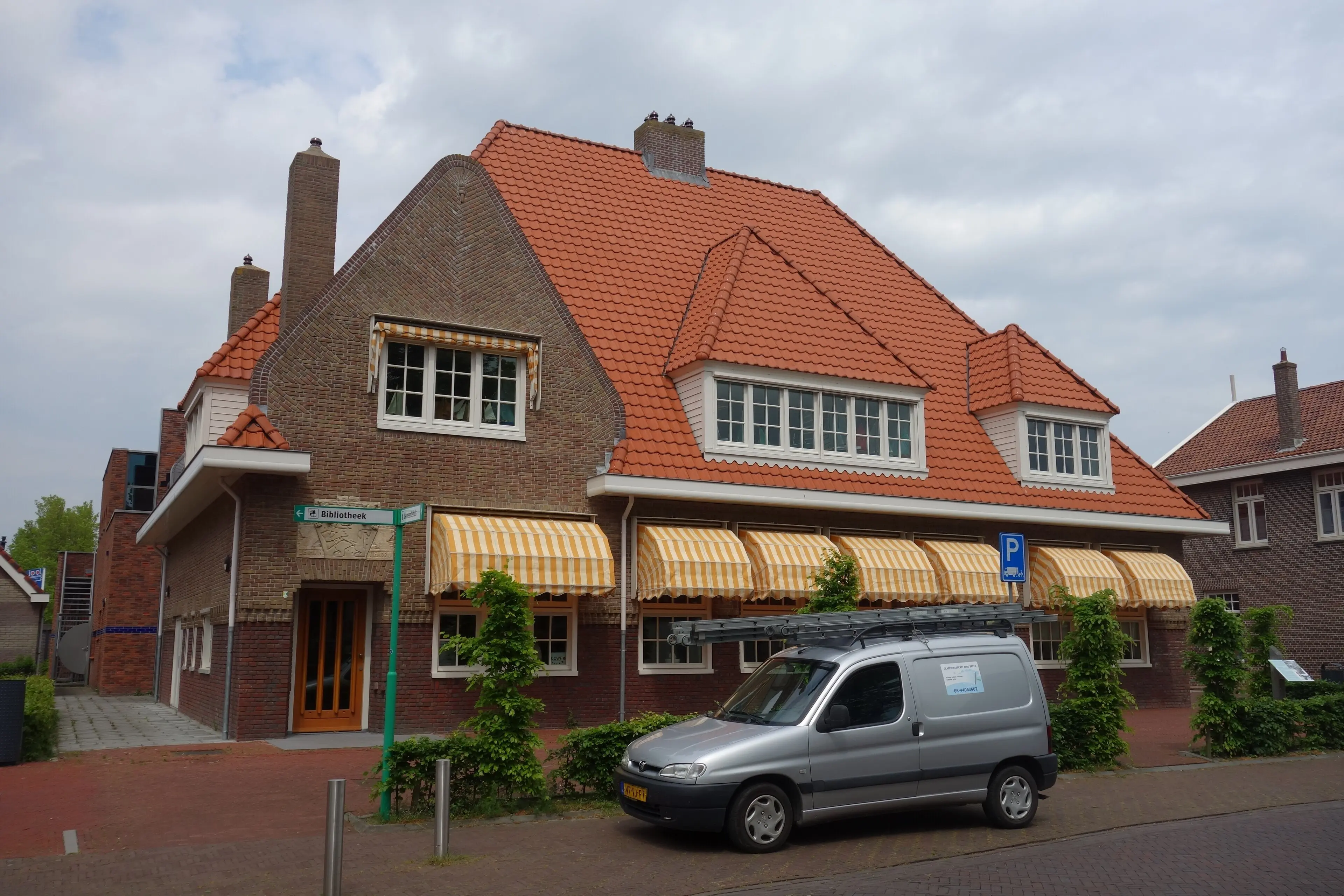 The former post office on the Hoofdstraat in Bovenkarspel, home of Theater Het Postkantoor.