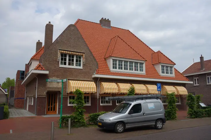 The former post office on the Hoofdstraat in Bovenkarspel, home of Theater Het Postkantoor.