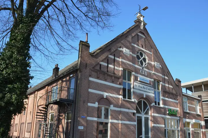 The neo-renaissance KAB building in Arnhem, home of Het Posttheater, seen from the street.