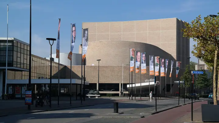 The exterior of Schouwburg Concertzaal Tilburg, the 1961 theatre and rijksmonument on Louis Bouwmeesterplein.