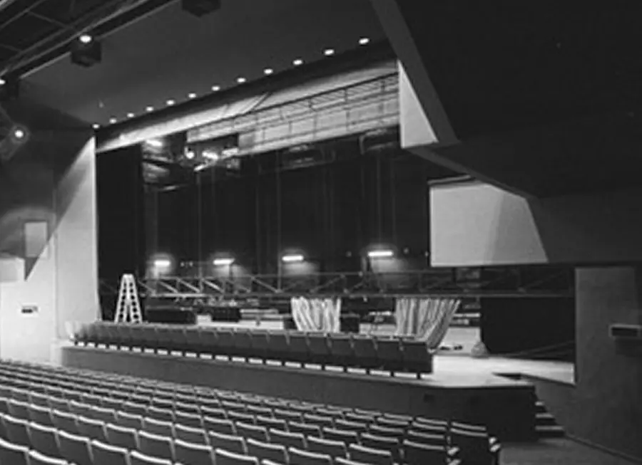 The stage of De Kring's grand hall on the Kerkstraat in 1986, with the fly tower and the front rows, in black and white.