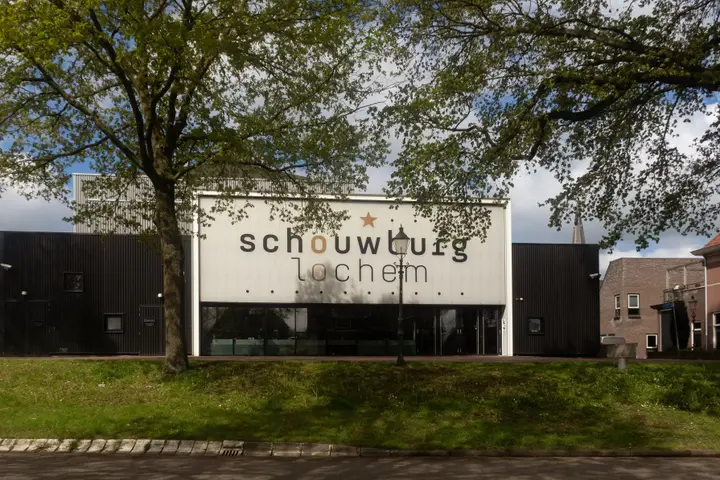 The exterior of Schouwburg Lochem on the Oosterwal in Lochem, photographed in 2024.