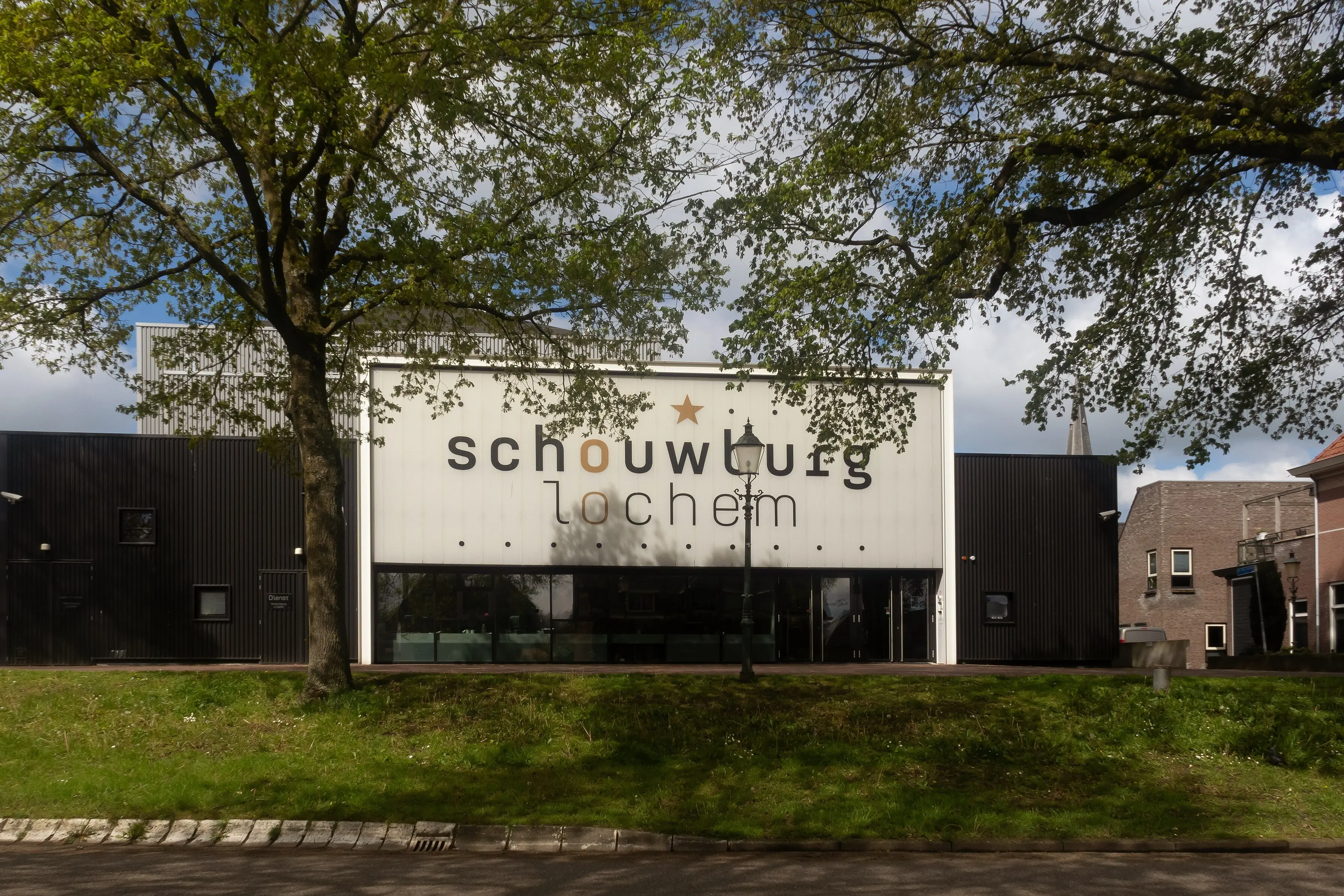 The exterior of Schouwburg Lochem on the Oosterwal in Lochem, photographed in 2024.