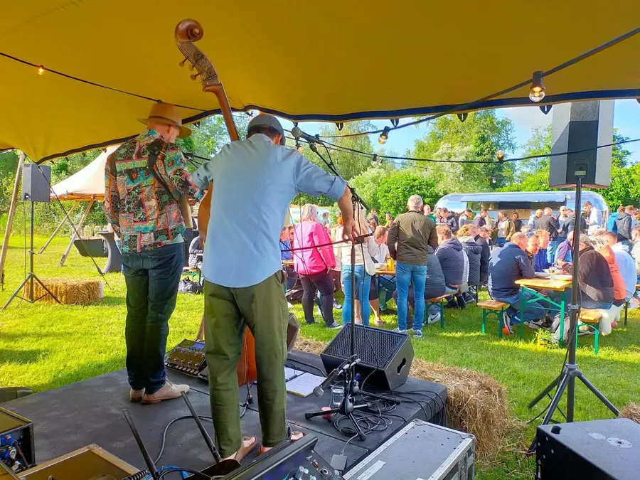 A live performance at an event on the Starteiland.