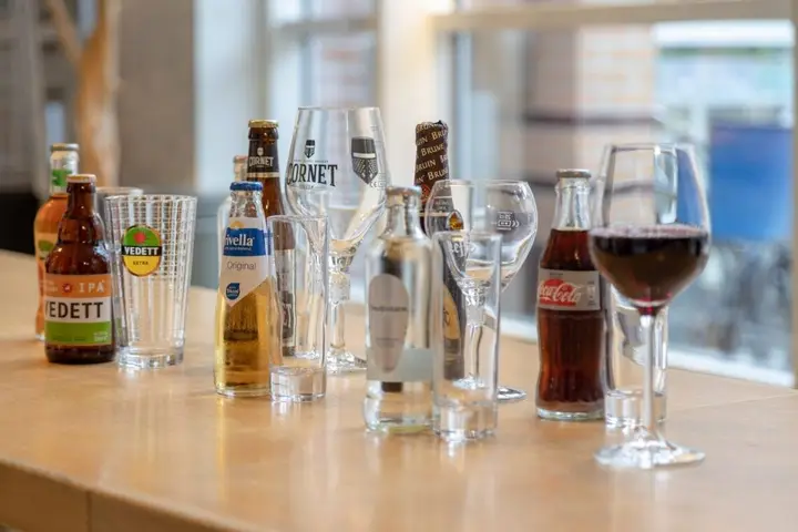 Interval drinks set out on the bar of the Duisenburgh Theatercafé at Theater de Hofnar.