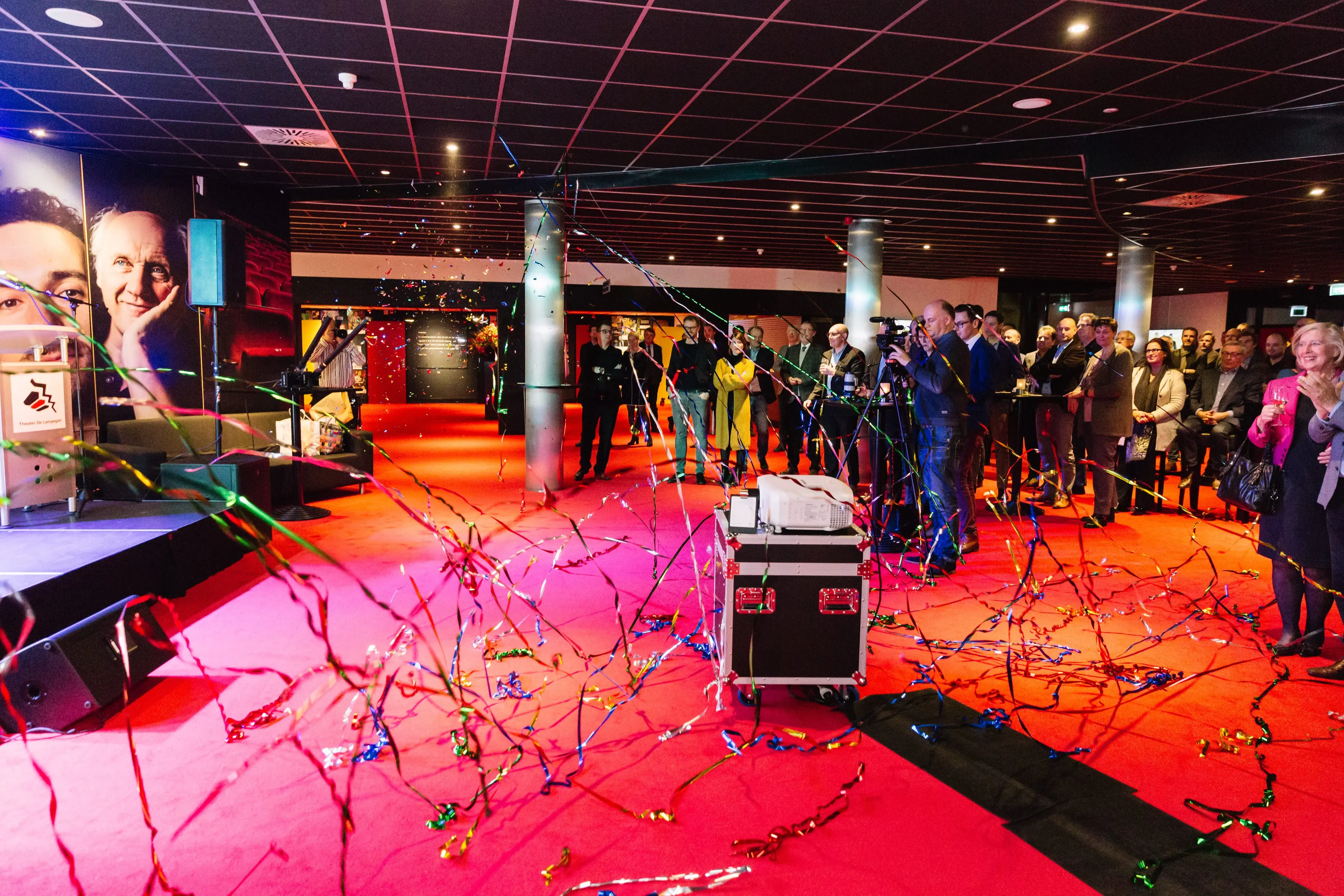 A performance in the Grote Zaal of Theater Lampegiet