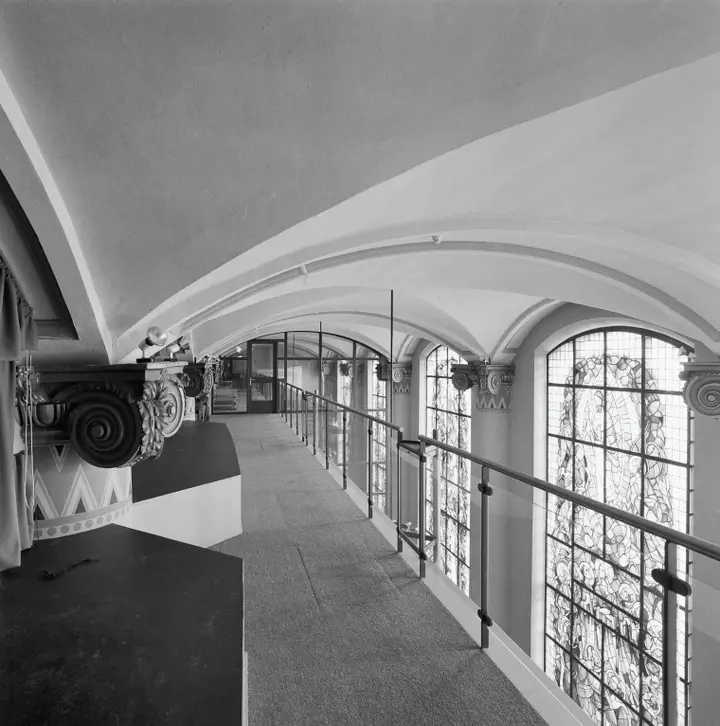 A vaulted corridor in the foyer of Theater De Maagd, part of the former church.