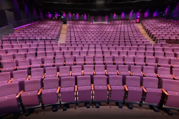 The Grote Zaal, the main auditorium of Theater De Vest in Alkmaar, as shown on the theatre's own website