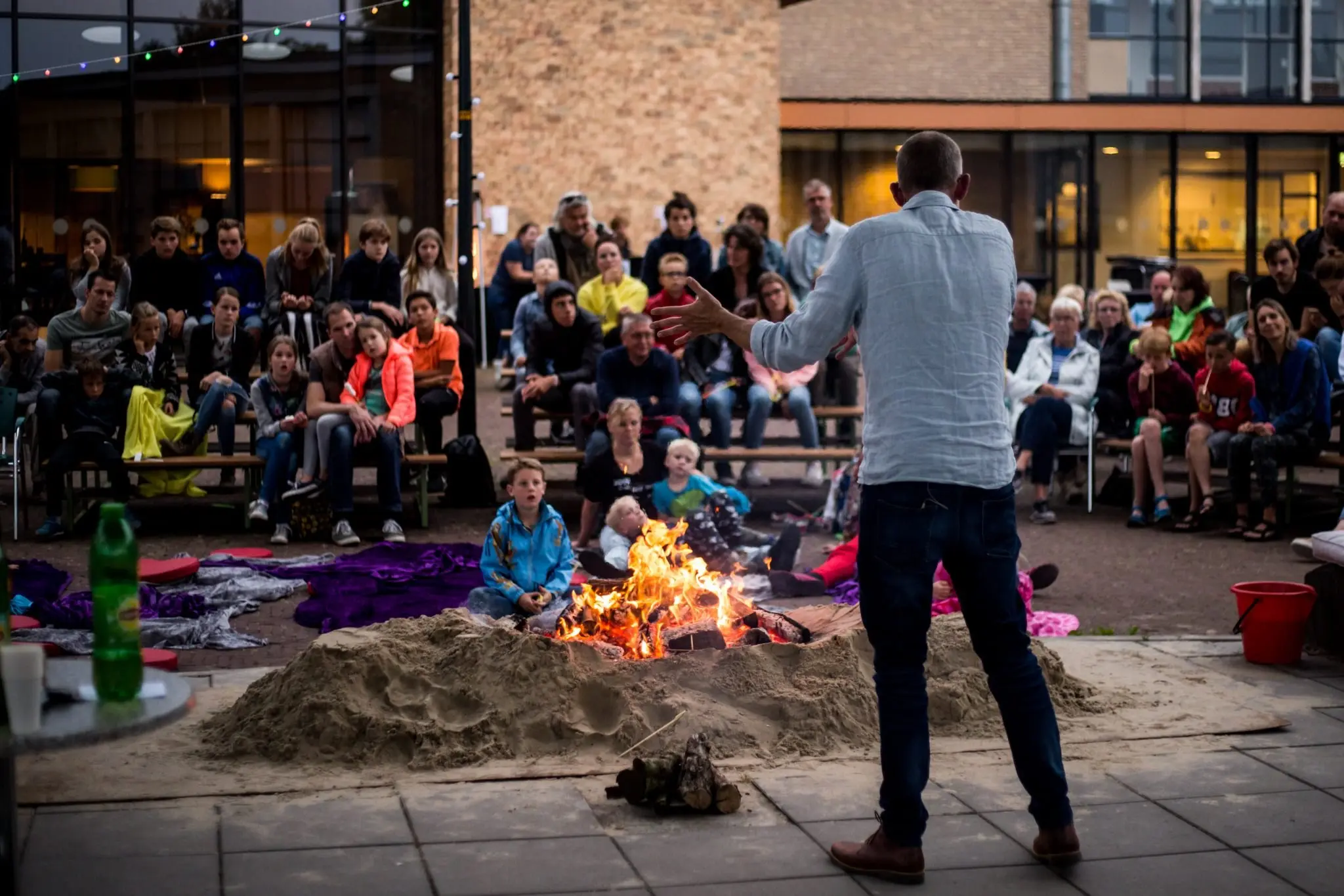 A storytelling performance in the main hall of Theater ’t Mozaïek, with the audience around the stage.
