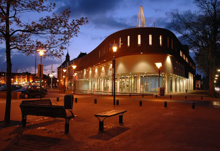The exterior of Theater vanBeresteyn on Museumplein in Veendam in evening light.