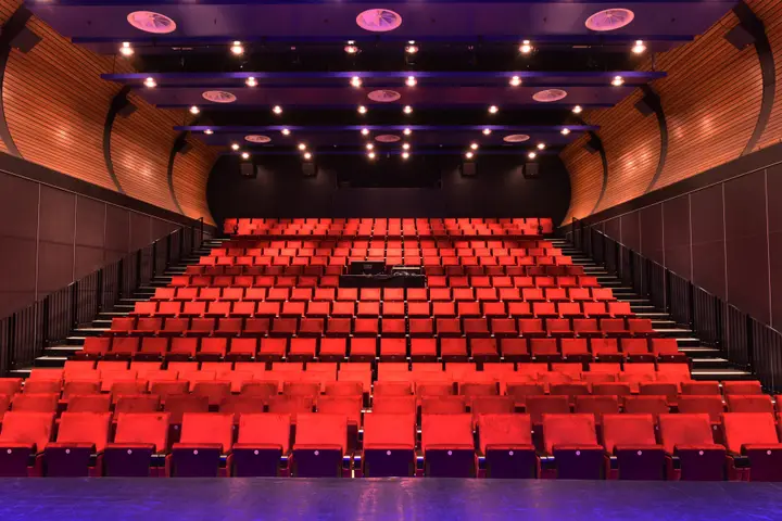 The Nedmagzaal at Theater vanBeresteyn in Veendam, with its tribune.