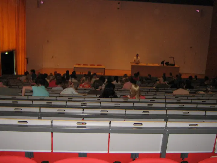 Collegezaal Mu, a lecture hall in the Educatorium on the Utrecht Science Park campus, with rows of seats facing the front