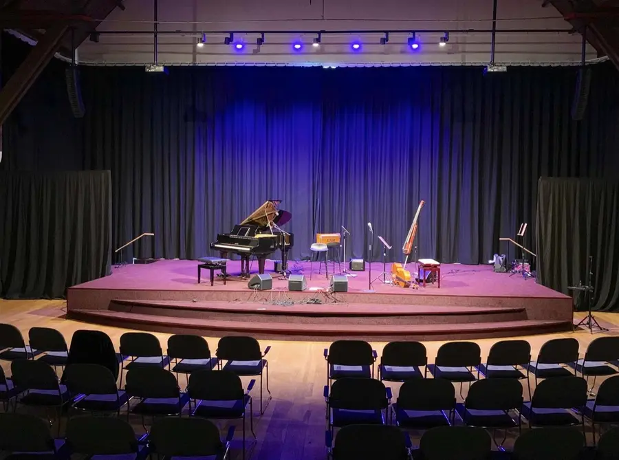 The stage and side wings in the Grote zaal at Verhalenhuis Haarlem.